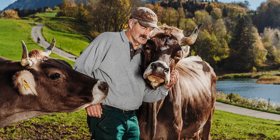 Milch vom Biobauern und Kuhversteher Kari