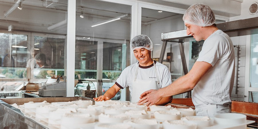 Gemeinsam Käse herstellen – auch so funktioniert Integration